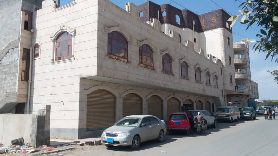 عمارة دورين مكونة من ٤ شقق و٧ محلات تجارية قريب من المستشفى السعودي شارع الستين