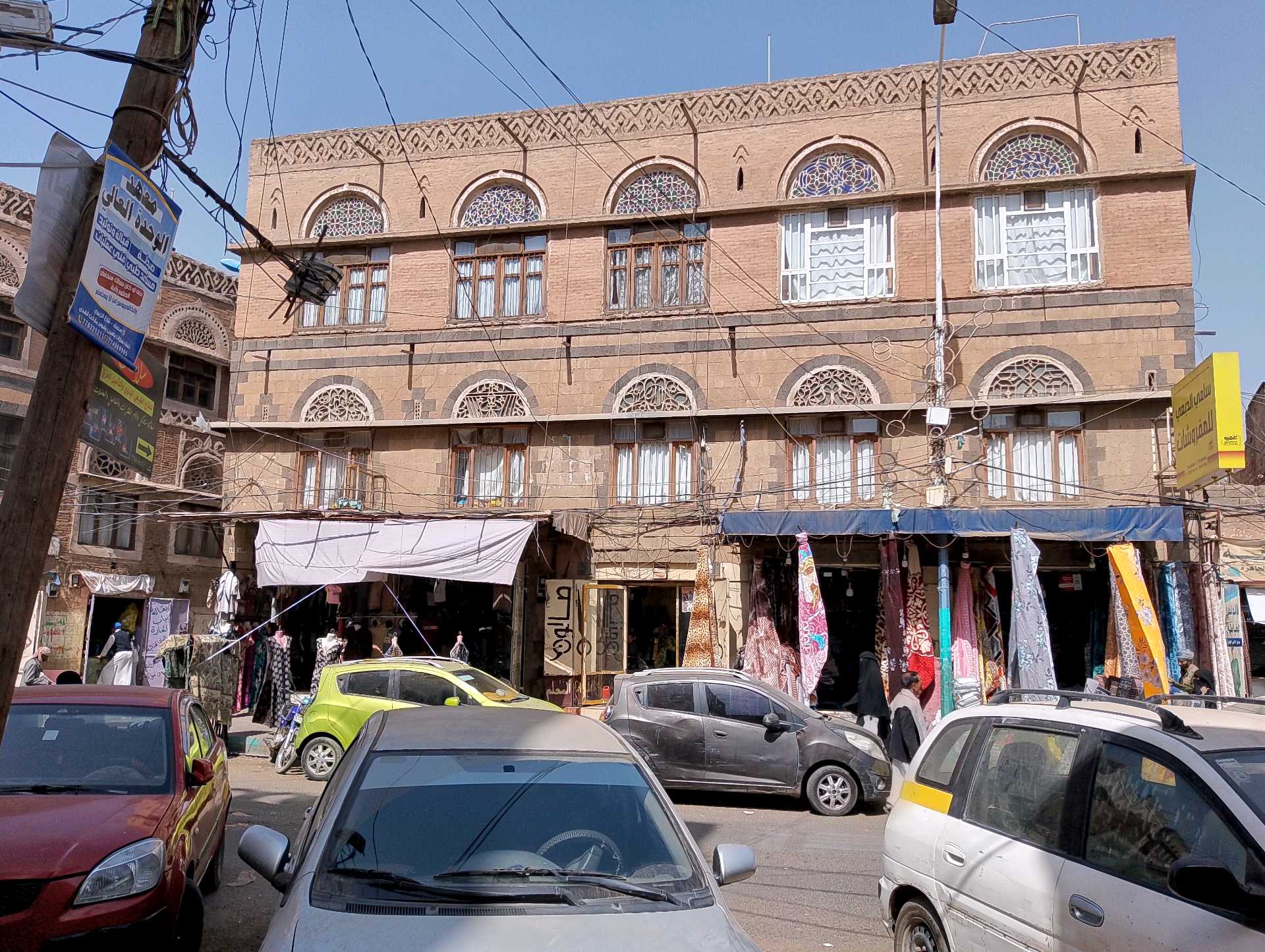 عرض الاقوياء بأفضل بقعة بيت على 3 شوارع على الخط الرئيسي