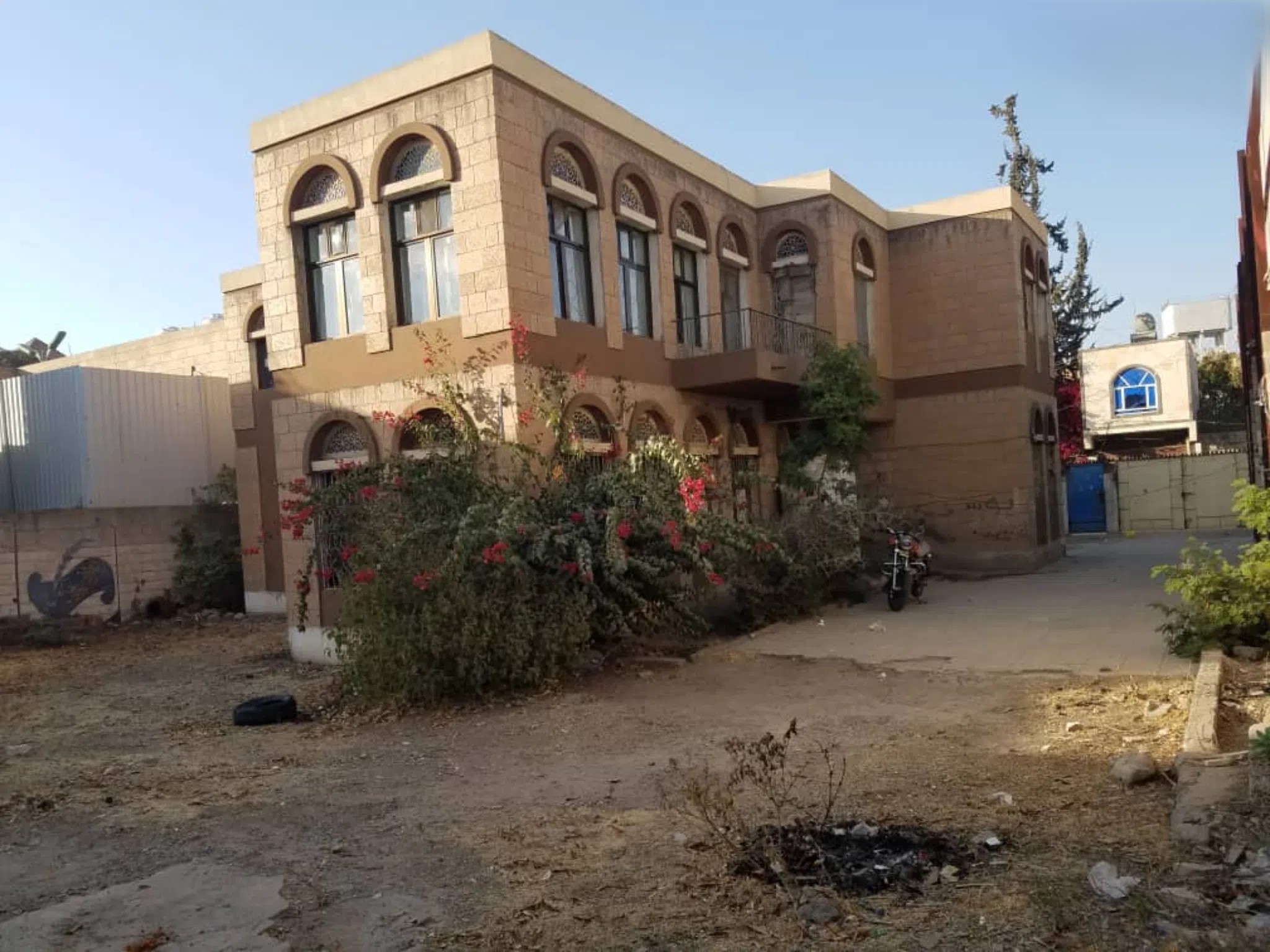 #فيلّة للبيع – الأصبحي • الموقع: الأصبحي • النوع: فيلّة سكنية • دورين • بلاطة حر المساحة الكلية