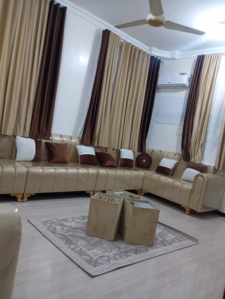 شقتان مفروشة فاخرة للإيجار عدن شارع التسعين خدمات 24ساعه متوفرة مكيفات