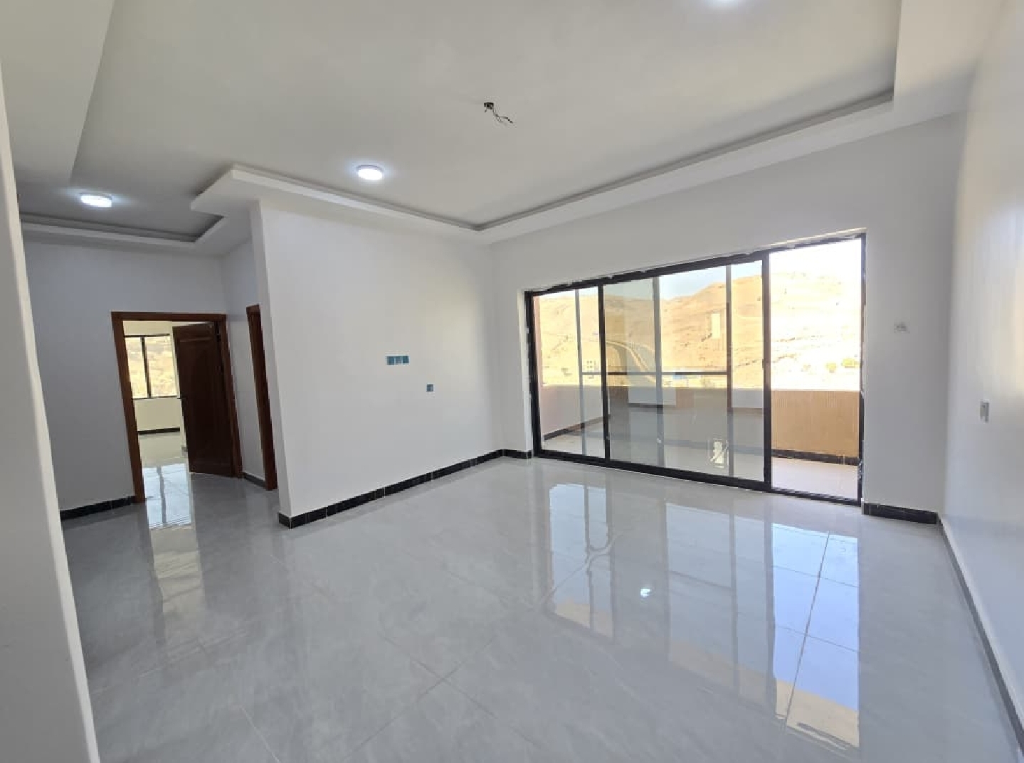 شقه للايجار على شارع الخمسين بيت بوس امام شركه واي