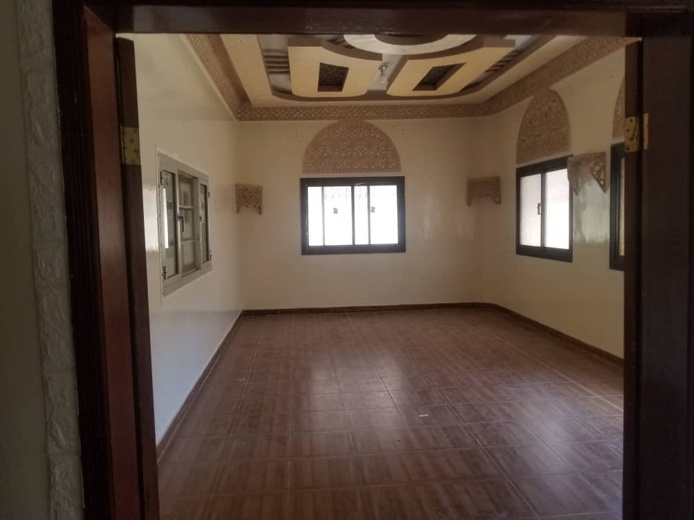 شقه كبيره للايجار الحصبه بمدخل مستقل