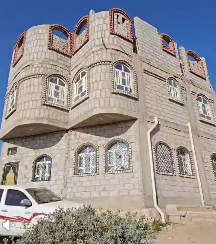 بعد سوق حزيز مقابل محطة مكه جنب خط التخراف الزفلت الممتد لاشارع تعز رسآ