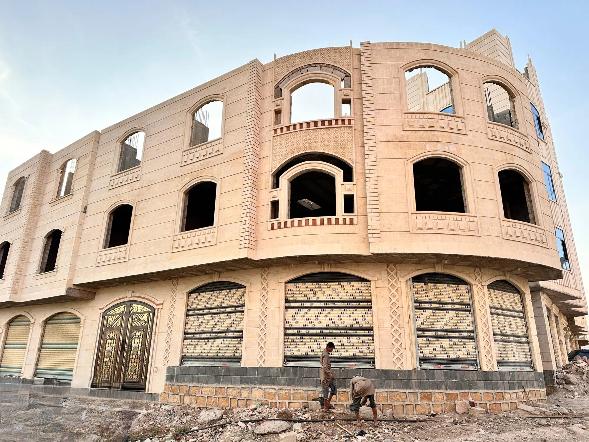 #عمارة تجارية في صنعاء ⁦⁦3⁩⁩ دور شارعين عظم