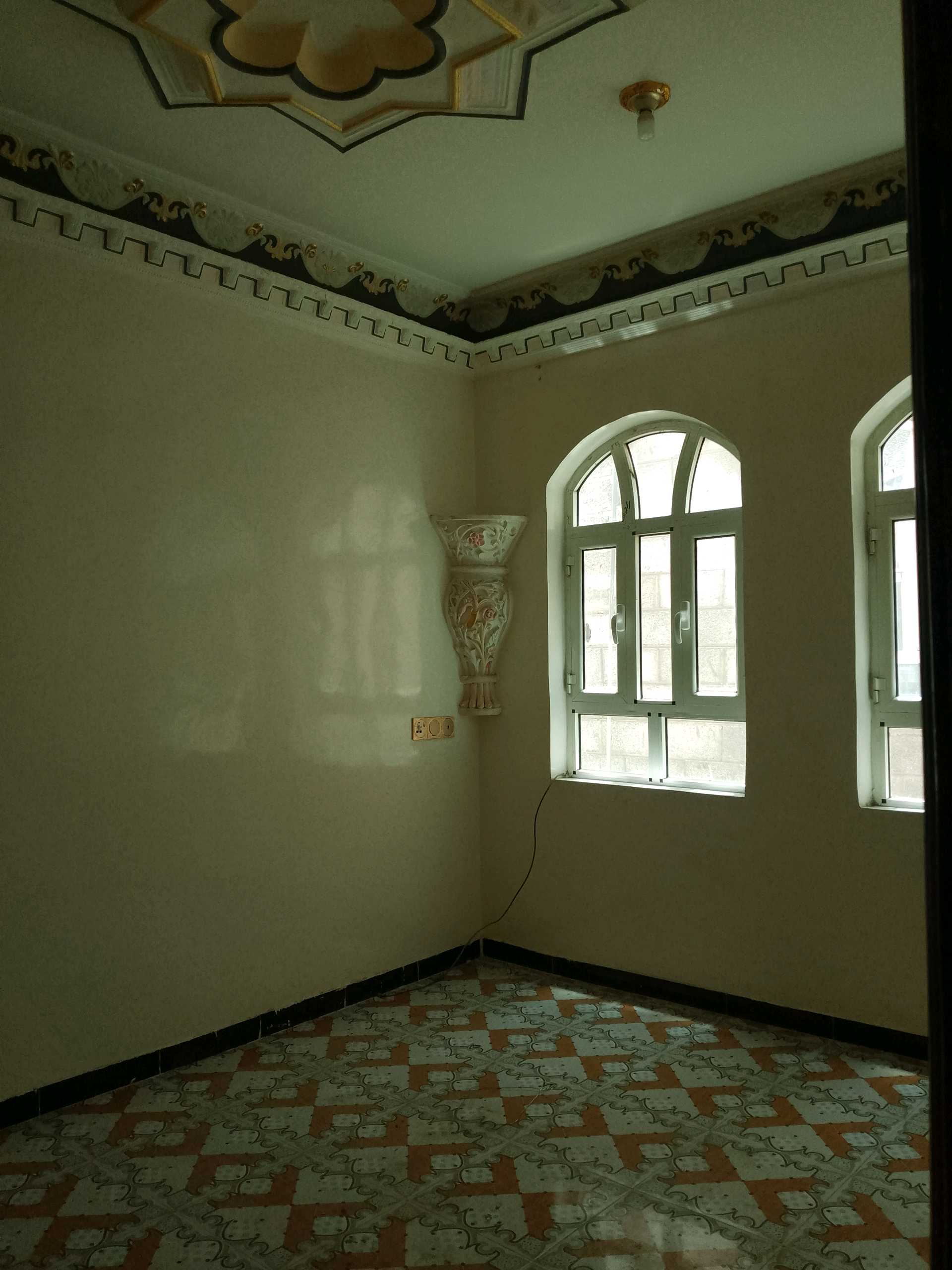 شقه للايجار ثلاث غرف وحمامين مطبخ لوكس الدور الثاني وصاله كبيره 70الف قرياب الشا