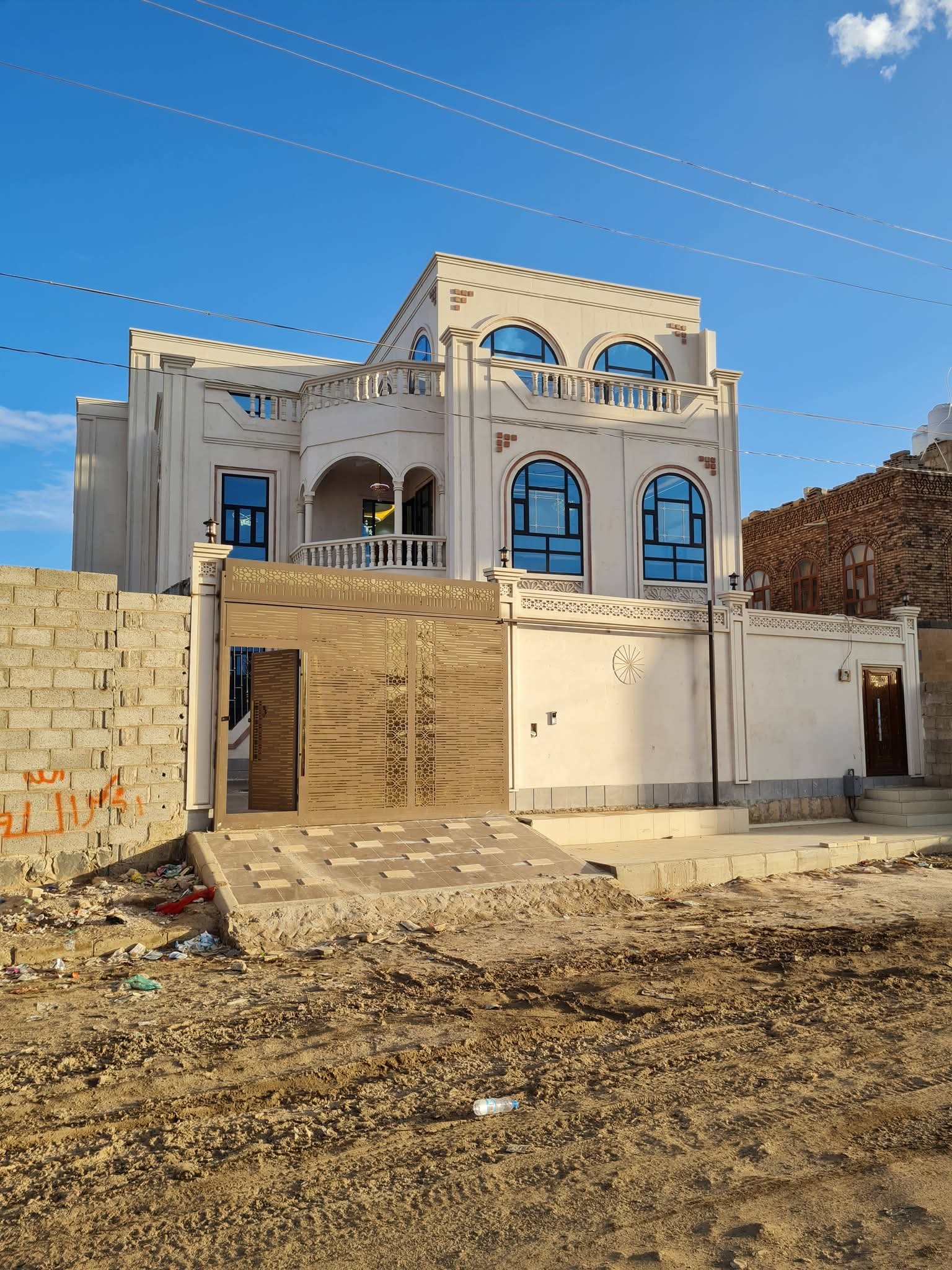 فله للبيع في صنعاء دورين ٨ لبن ونص