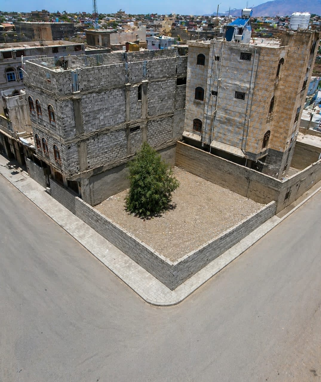 ارضية للبيع بسعر عرطة في صنعاء الحصبة جولة الحباري 3 لبن حر معمد