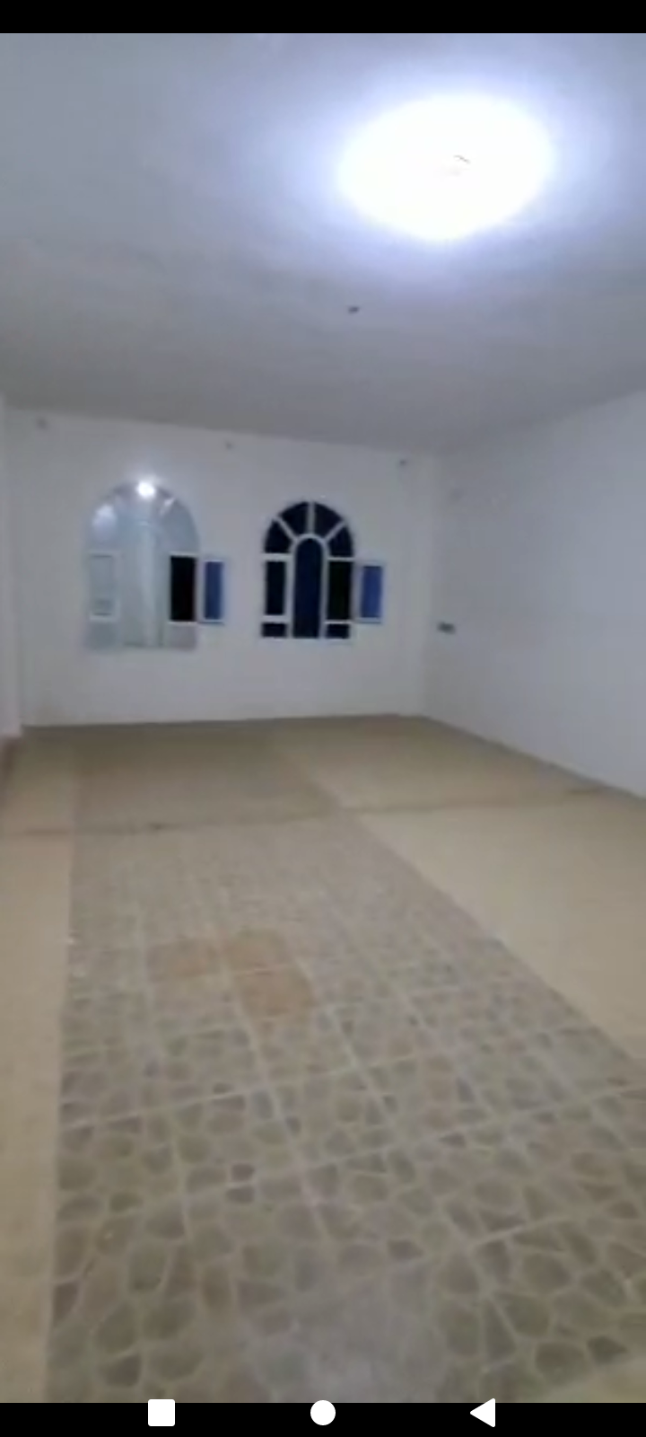 دورعشرغرف ونص بدروم وحوش ثلاث سيارات للايجار سعوان الاربعين