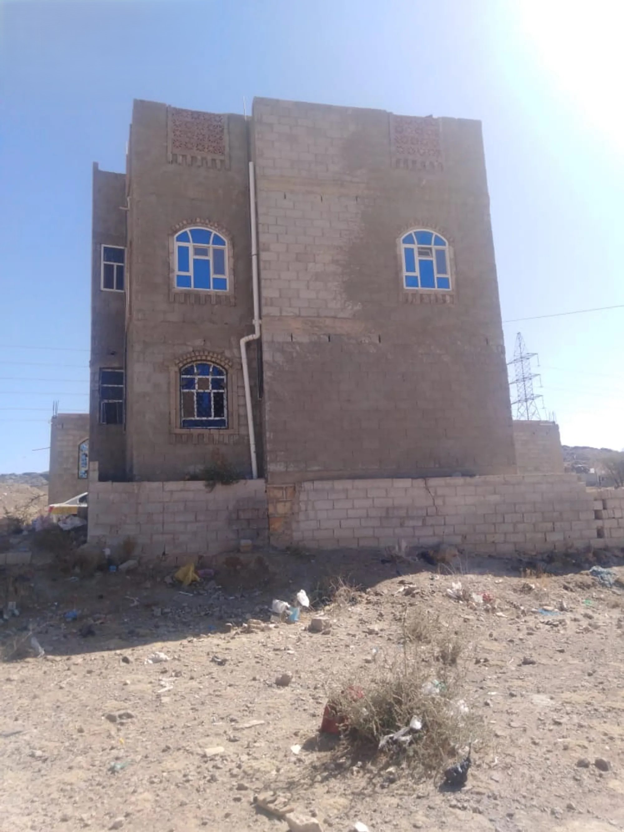 #بيت مسلح مع العفش في ثلاث لبن الاحرررمعمد دورين مشطب جديد نضام فله البايع محتاج يسافر اسعر ⁦⁦28⁩⁩مليون
