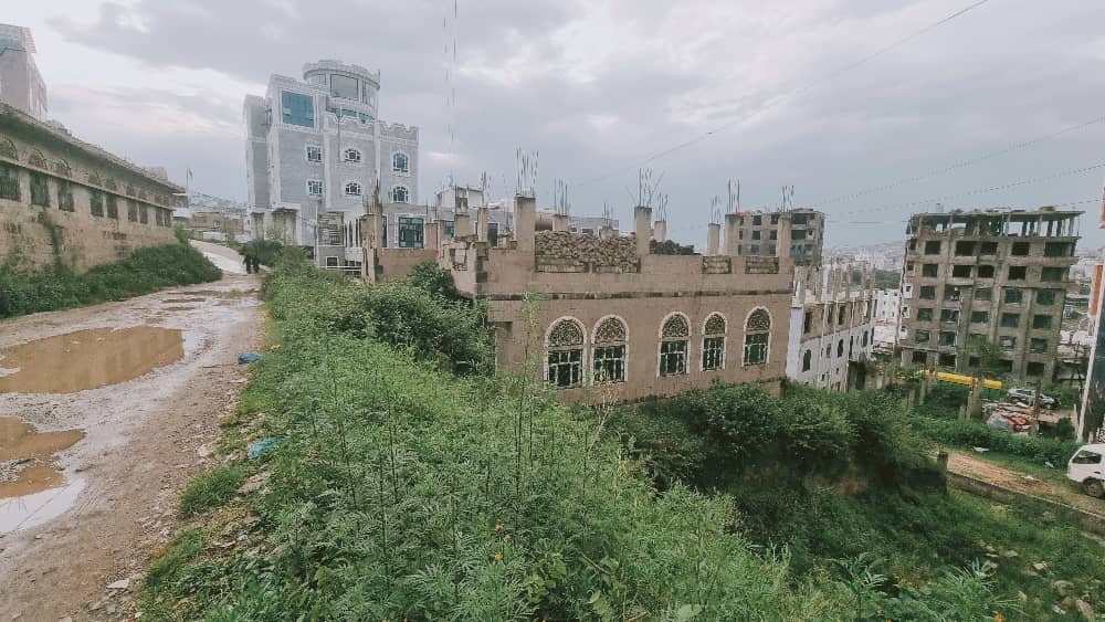 عمارة للبيع بموقع استراتيجي للبيع  في إب حراثة السفلى بتجاه الدائري