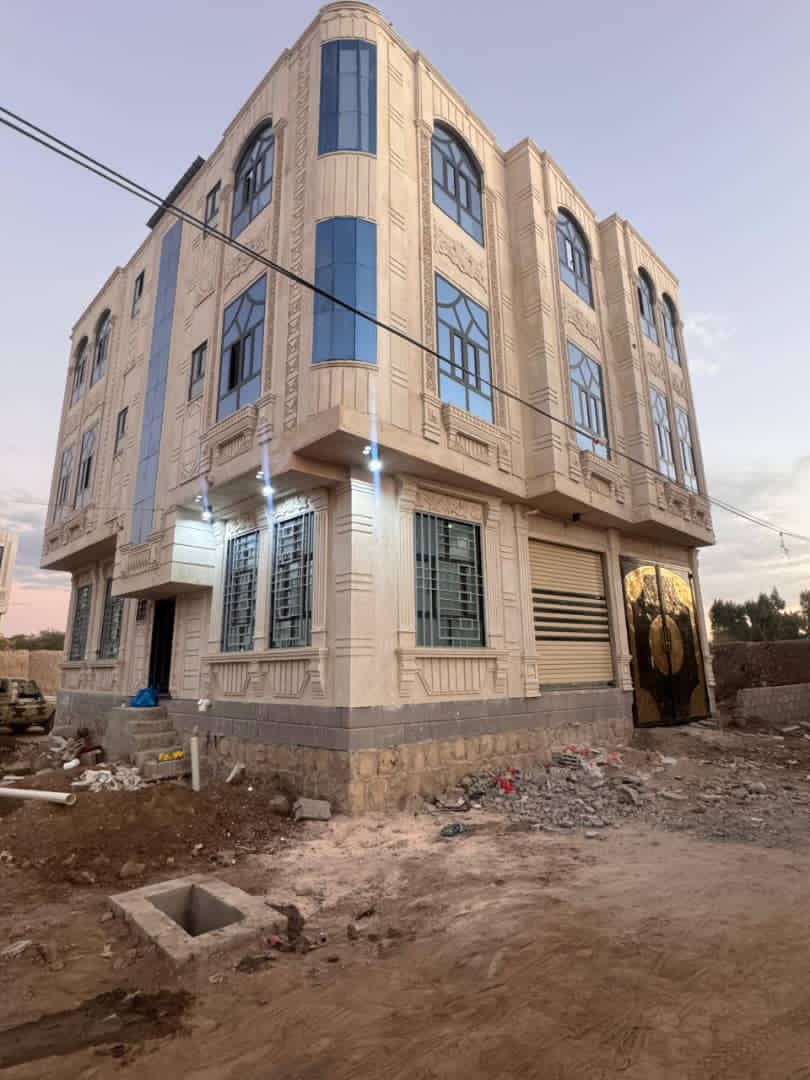 صنعاء //الجمنه قريب جدا من الخط العام يبعد ب100متر